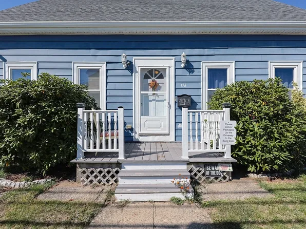 176 School St, Taunton, MA 02780