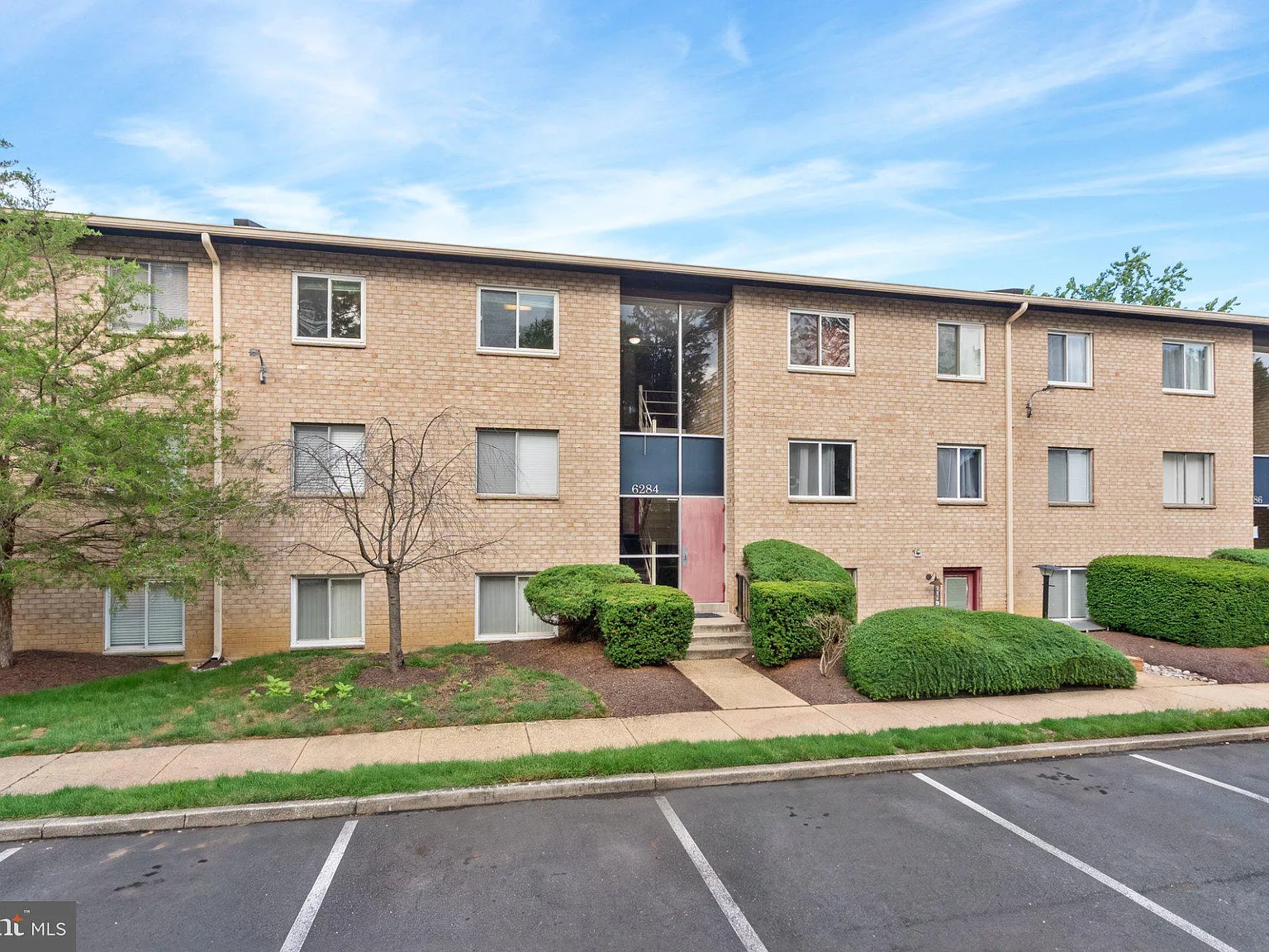 2 bed, 1.0 bath, 879 sqft, $2,000 — Photo 2