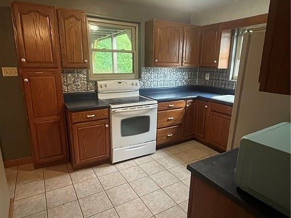 4th image of 419 Mary St