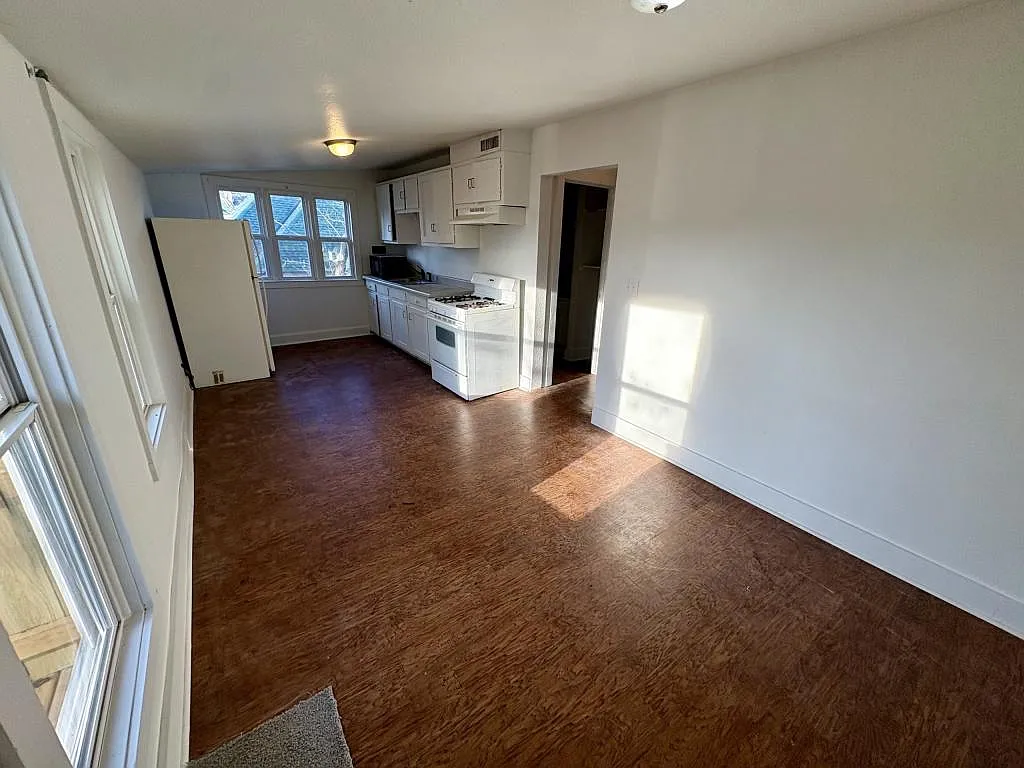 408 S Wright St, B — Photo 3