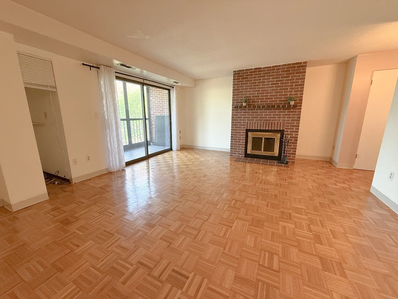 2 bed, 942 sqft, $3,500 — Photo 4