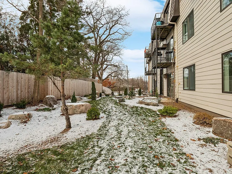 Wayzata Lake Apartments — Photo 18