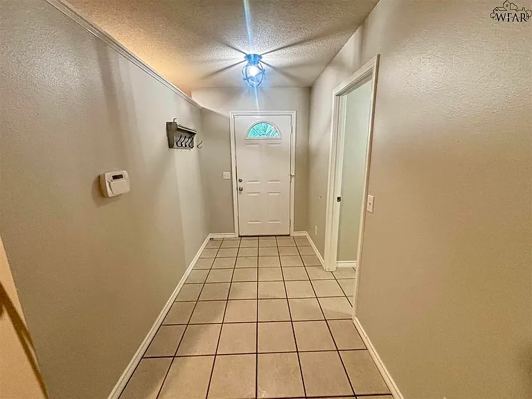 5207 Northview Dr — Photo 2