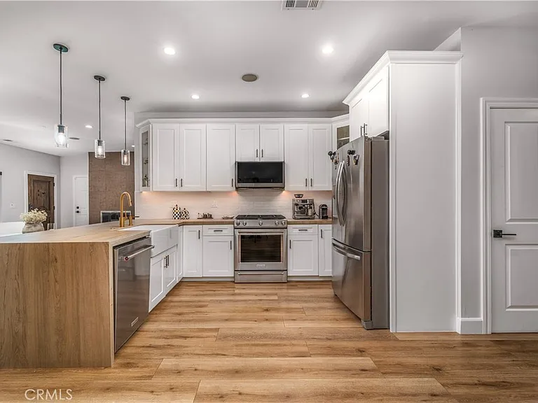 21327 Providencia St — Photo 11