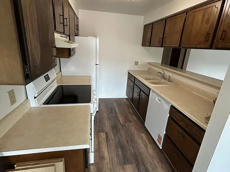 836 E Washington St — Photo 2