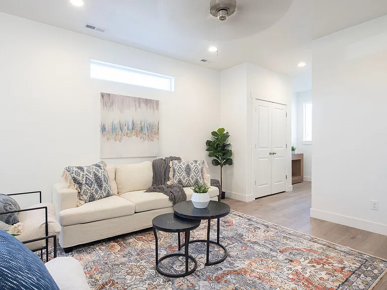 1506 Tyram Grv #101 — Photo 4
