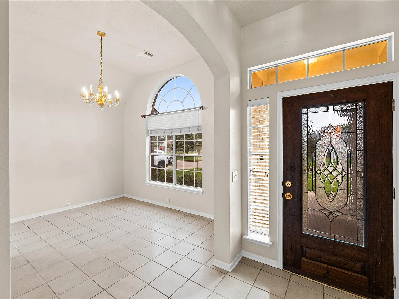 3 bed, 2.0 bath, 1817 sqft, $2,300 — Photo 2