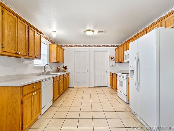 5th image of 1515 S Park St
