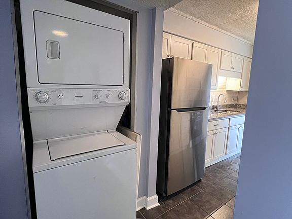 5th image of 418 Berlin Dr