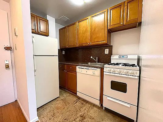 5th image of 121 E 12th St APT 4B