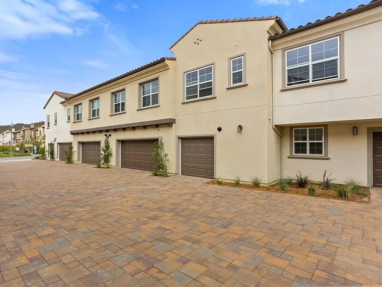 821 Blackstone Dr — Photo 12