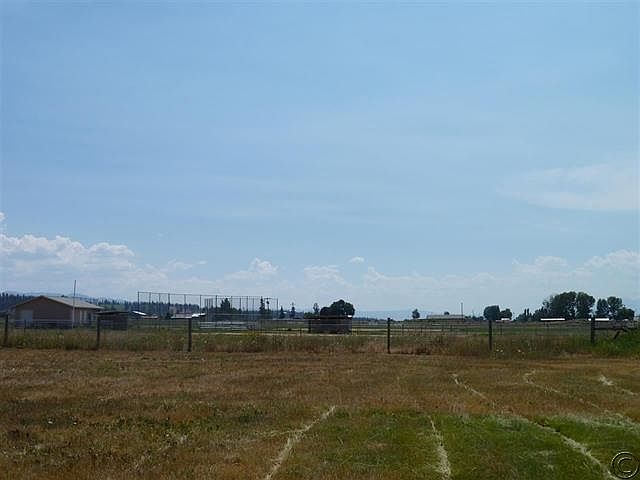 2nd image of 301 Willow Way