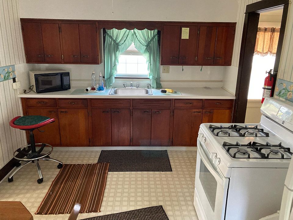 Kitchen eat in kitchen