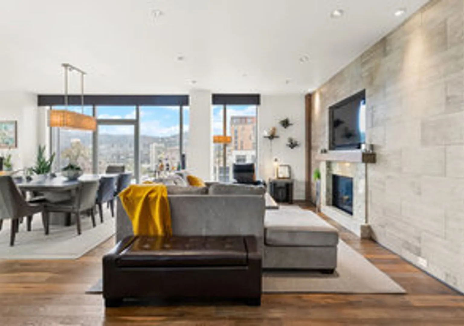Immaculate Pearl District Luxury with Expansive City & Mountain Views — Photo 4