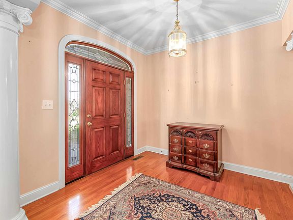 3rd image of 192 Wyndhurst Dr