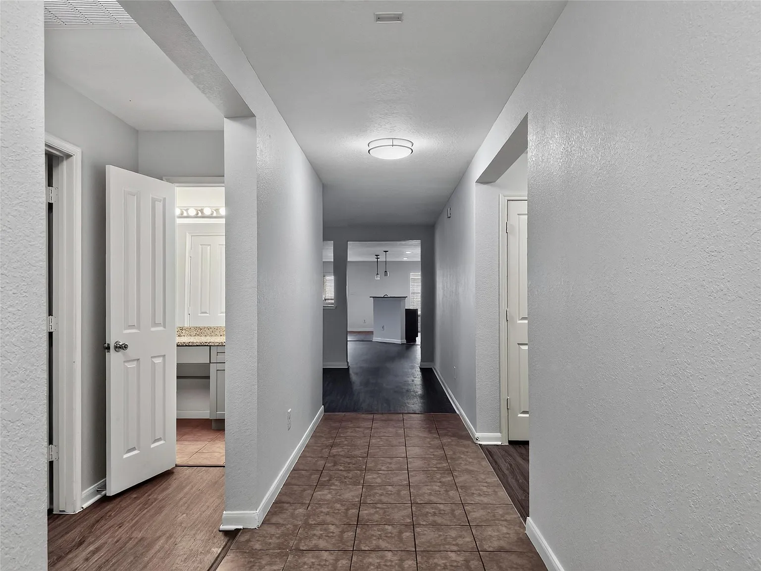 3 bed, 2.0 bath, 2469 sqft, $2,400 — Photo 3