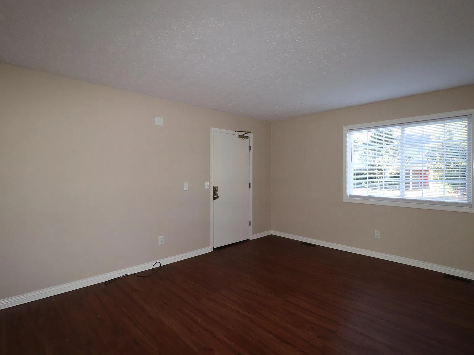 2 bed, 1.0 bath, 915 sqft, $950 — Photo 3