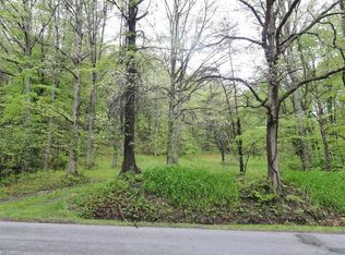 Morges Dr SE, Waynesburg, OH 44688