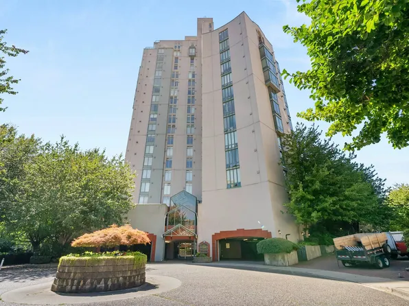 8 Laguna Ct, New Westminster, BC V3M 6M6