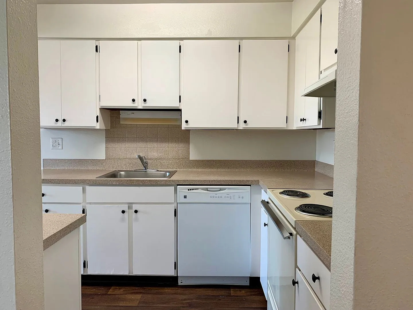 ES2275 -Eagle Rock Apartments — Photo 2