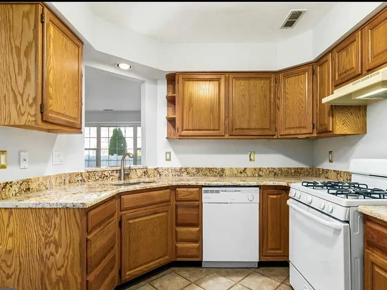 1402 Wharton Rd — Photo 4