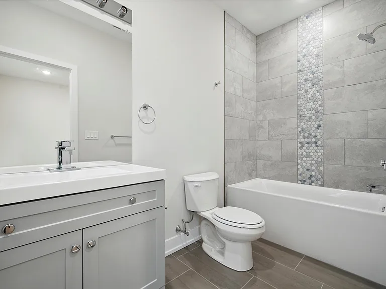 701 N 40th St #6 — Photo 9