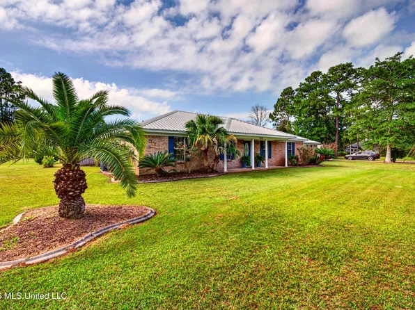 1102 Grove St, Waveland, MS 39576