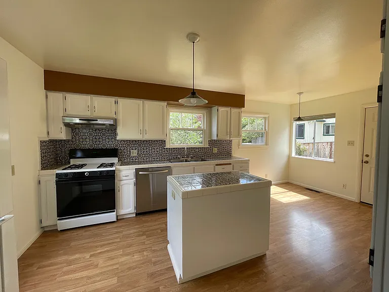 Light-filled kitchen with plenty of storage and a dishwasher. View into the garden while washing dishes or at the breakfast nook.