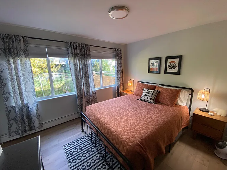 bedroom with queen bed