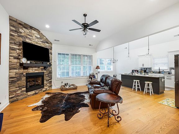 5th image of 103 Phillips Cir