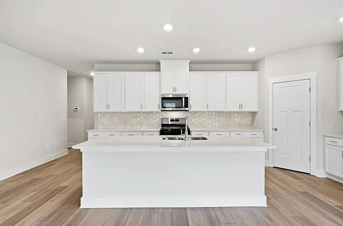 4 bed, 2001 sqft, $2,300 — Photo 4