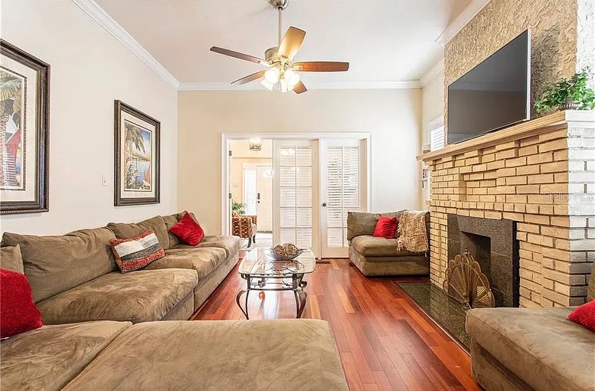 5 bed, 2.5 bath, 2462 sqft, $1,300 — Photo 2