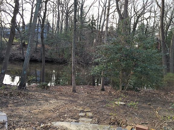 4th image of 637 Whittier Pkwy