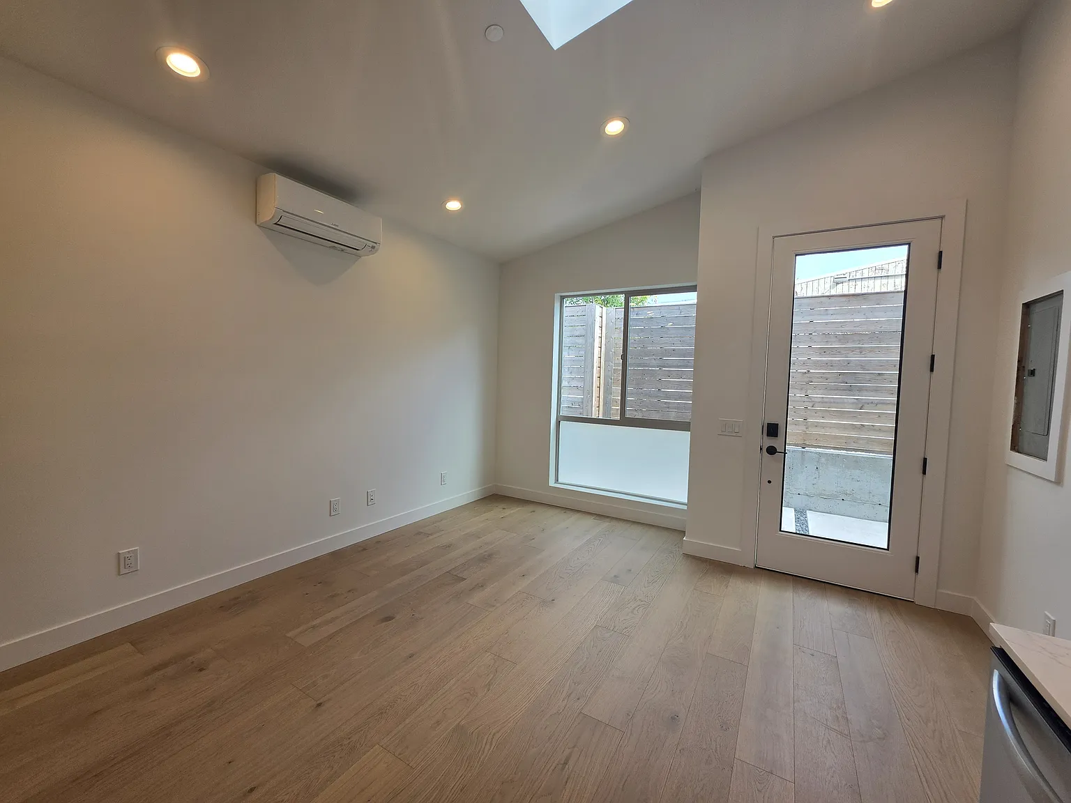10007 Greenwood Ave N — Photo 2