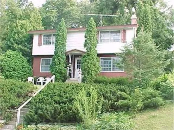 905 W Pearl St, Decorah, IA 52101