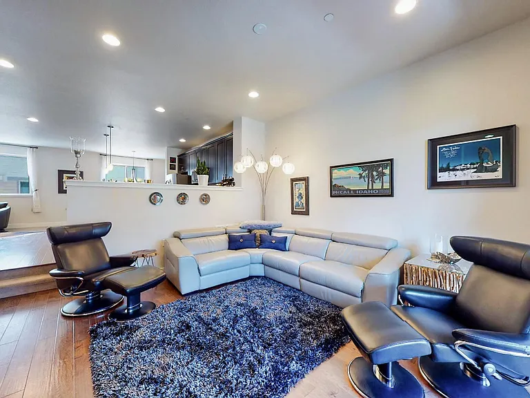 1061 Johnson Ln — Photo 6