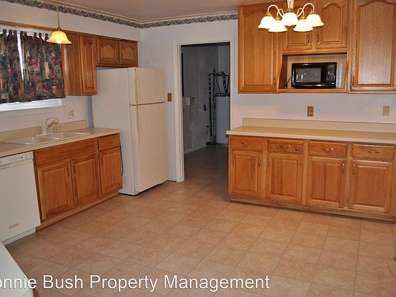 3rd image of 816 Hialeah Dr