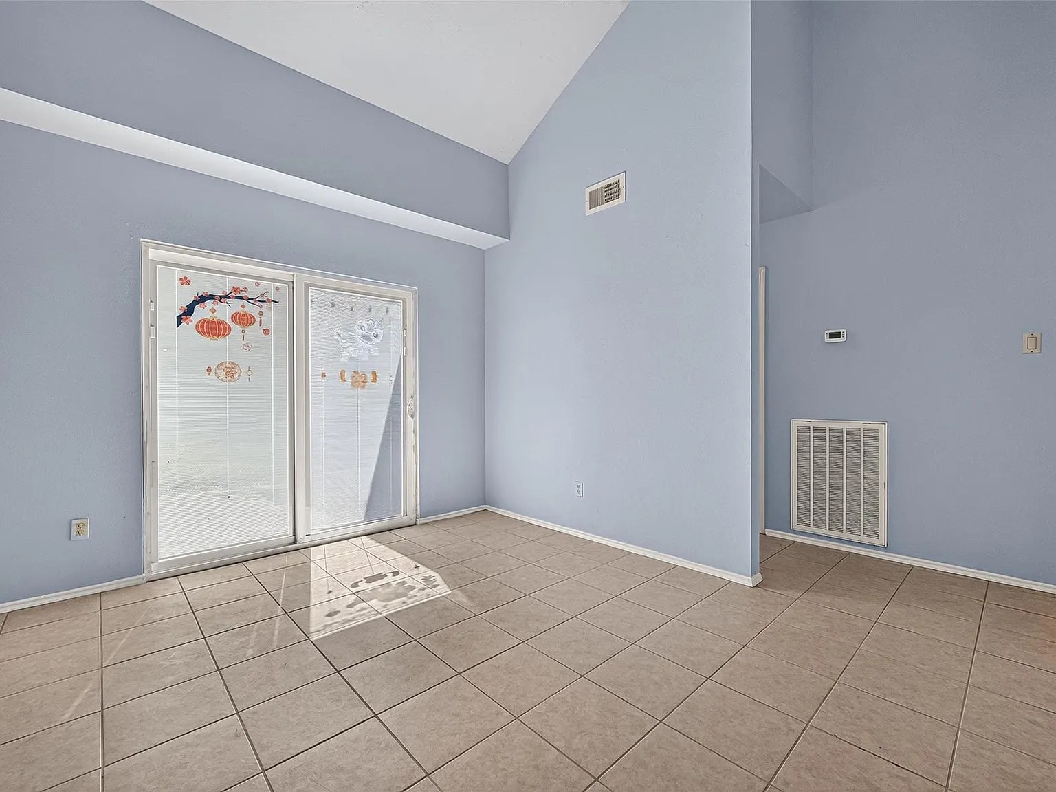 3 bed, 2.5 bath, 1904 sqft, $1,915 — Photo 3