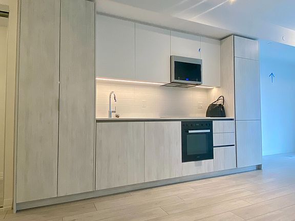 2nd image of 400 King St W #2812