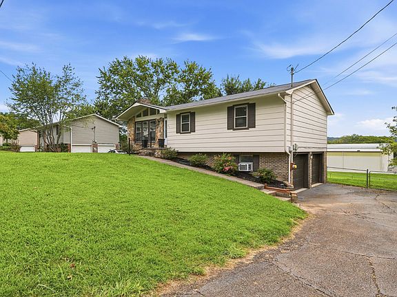 3rd image of 916 Tri Cir NE