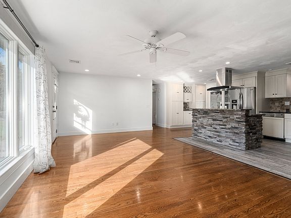 5th image of 95 Dean St