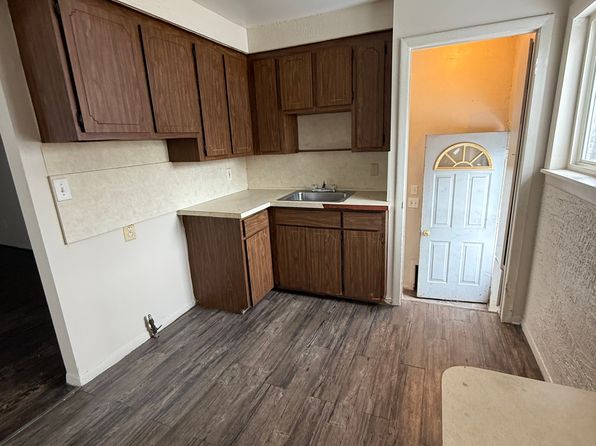 6865 Edgeton St, Hamtramck, MI 48212