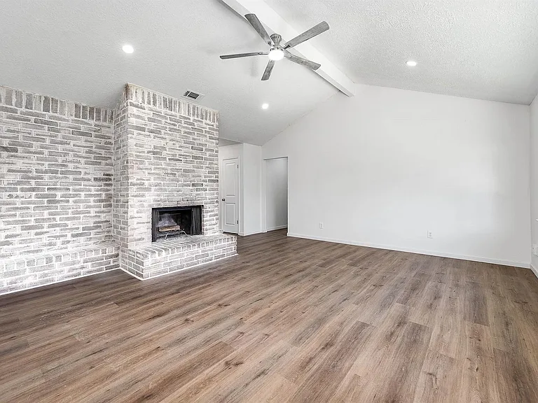 6526 Lynngate Dr — Photo 3