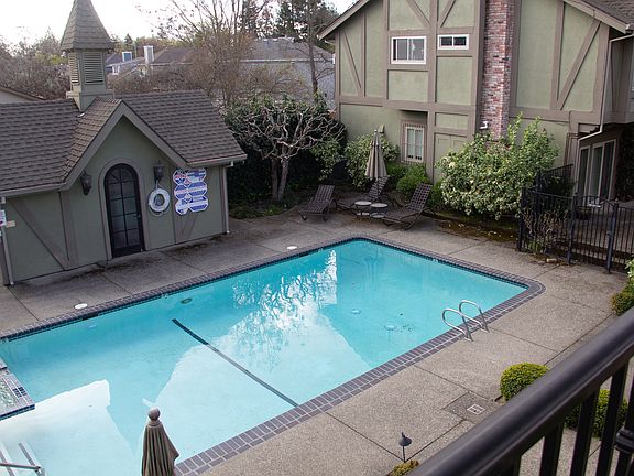 3rd image of 933 Hunt Ave