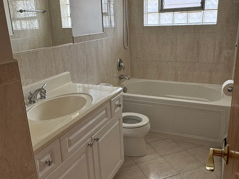 8556 W Winnemac Ave — Photo 5