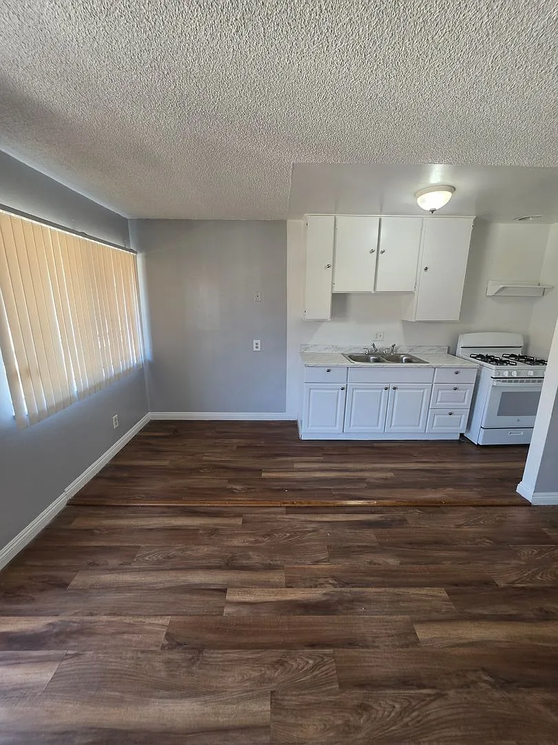 3933-3943 La Rica Avenue — Photo 4