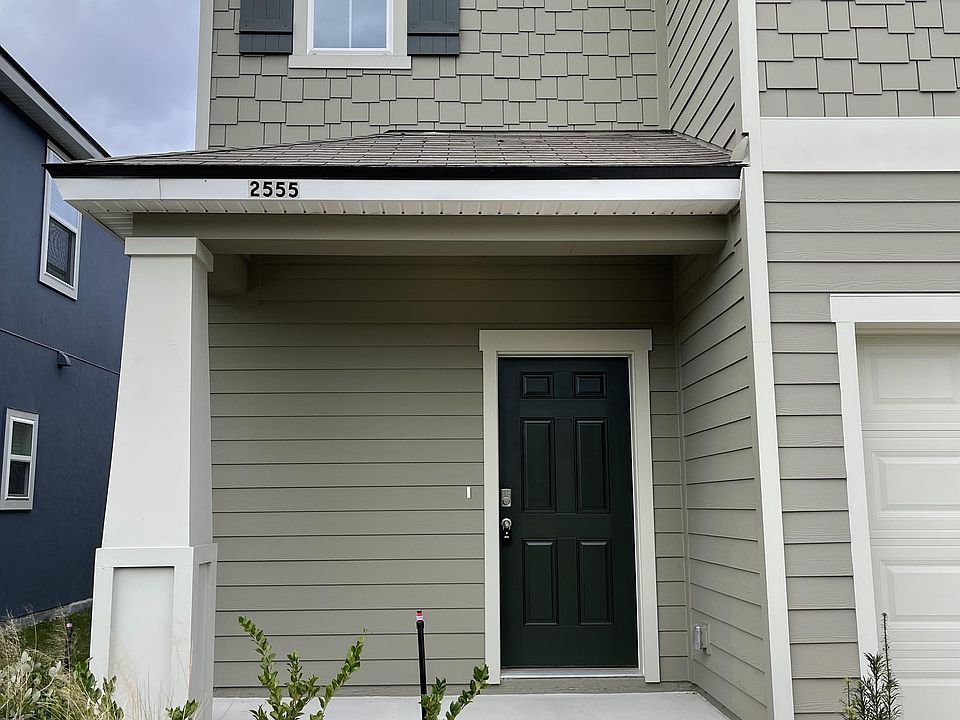 1st image of 2555 Oak St