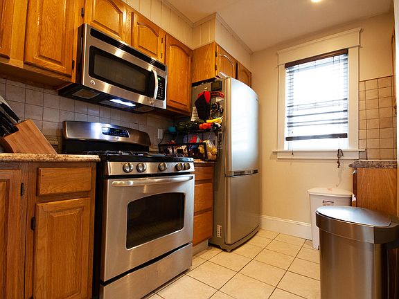 5th image of 36 E 8th St