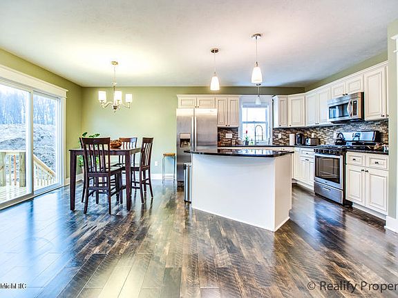 4th image of 3910 Jupiter Ave NE