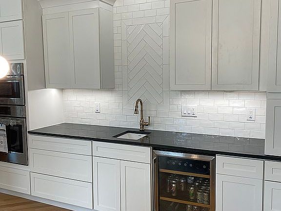 3rd image of 823 Lewis Ave